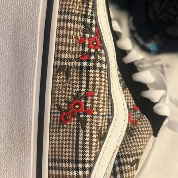 Size 8.5 Vans - Picture 6 of 7